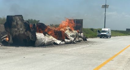 Tráiler se incendia y el fuego arrasa con toneladas de sacos de Maseca