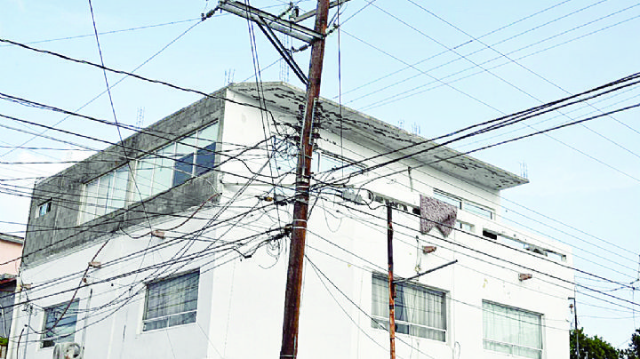 Exceso de cables: un peligro latente y contaminan visión en Nuevo Laredo