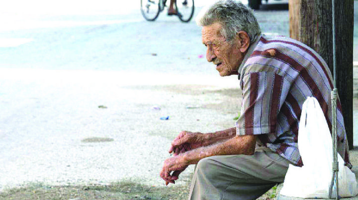 Mueren más de 20 abuelitos en abandono; hijos y familiares los dejan viviendo en soledad