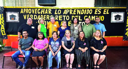 Nunca es tarde para estudiar; se gradúa de primaria a los 62 años de edad