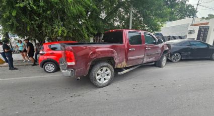 Chocan cinco vehículos en crucero de Juárez y Carranza; se llevan a dos mujeres al hospital