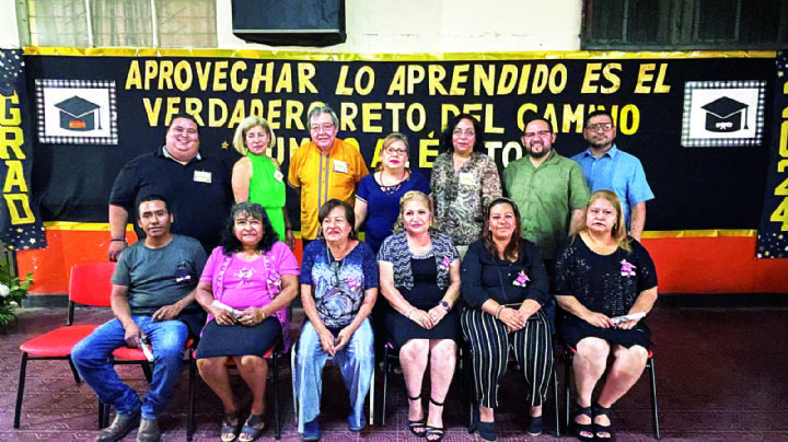 Nunca es tarde para estudiar; se gradúa de primaria a los 62 años de edad