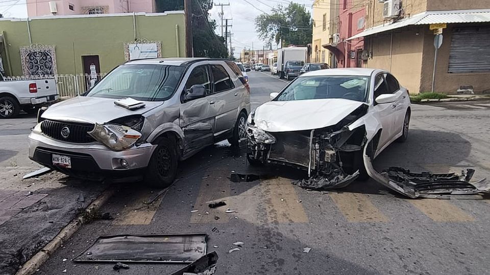 ¡Vivos de milagro!: conductor choca aparatosamente con camioneta en el centro de Nuevo Laredo