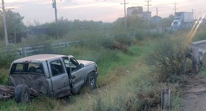 Destruye barandal con su camioneta Silverado y huye del lugar