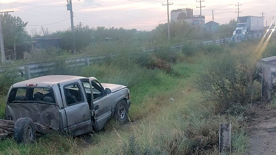 Abandona su camioneta