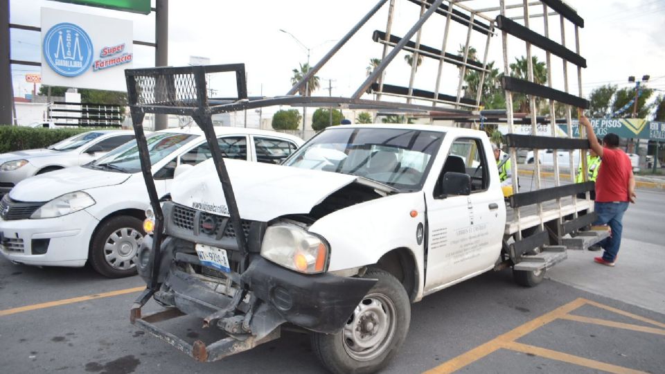 Un descuido causó daños en tres vehículos.