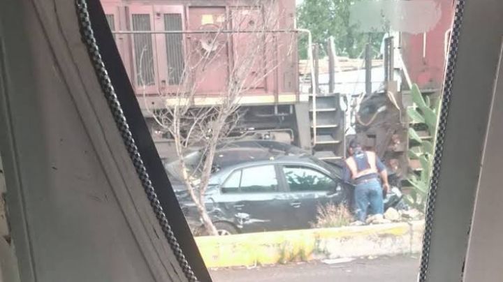 Tren impacta coche y arrolla al conductor; se descompuso en las vías y trató de empujarlo | VIDEO