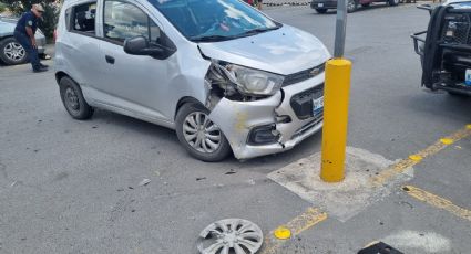 Mujer causa accidente en estacionamiento y manda a una persona al hospital San José