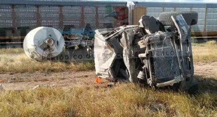 ¡Se salva de milagro!: chofer de camión 'trompo' vuelca en carretera Anáhuac; queda destrozado