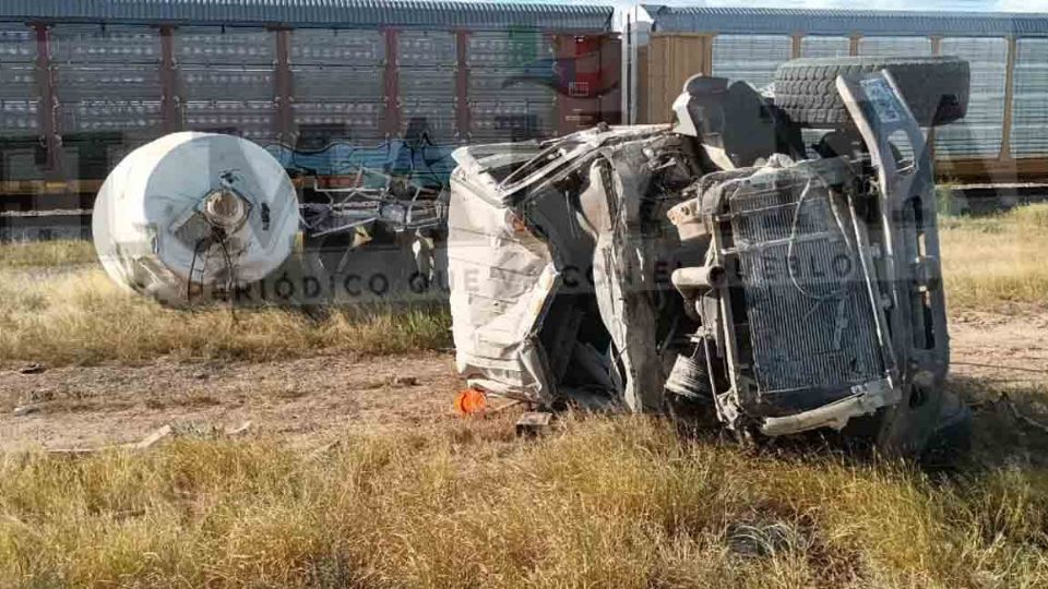 ¡Se salva de milagro!: chofer de camión 'trompo' vuelca en carretera Anáhuac; queda destrozado