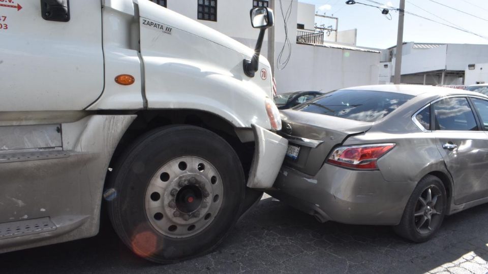 La pesada unidad le pegó al vehículo por alcance