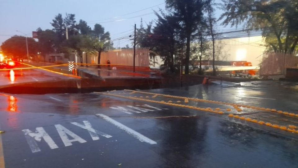 Las intensas lluvias de la semana afectaron la calle, provocando la generación de una grieta, la cual se abrió rápidamente