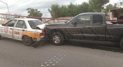 Se le apaga taxi en Puente Niños Héroes y provoca serio accidente; llevaba una familia a bordo