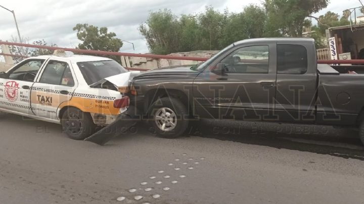 Se le apaga taxi en Puente Niños Héroes y provoca serio accidente; llevaba una familia a bordo