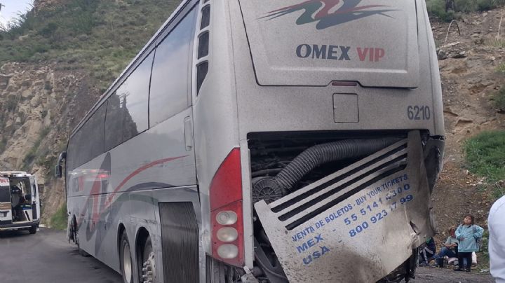 Tráiler se queda sin frenos en carretera Los Chorros; impacta autobús que viajaba a Laredo, Texas