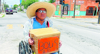 Un hombre sin límites: reta al calor y vende 'bolis' para ganarse la vida en Nuevo Laredo