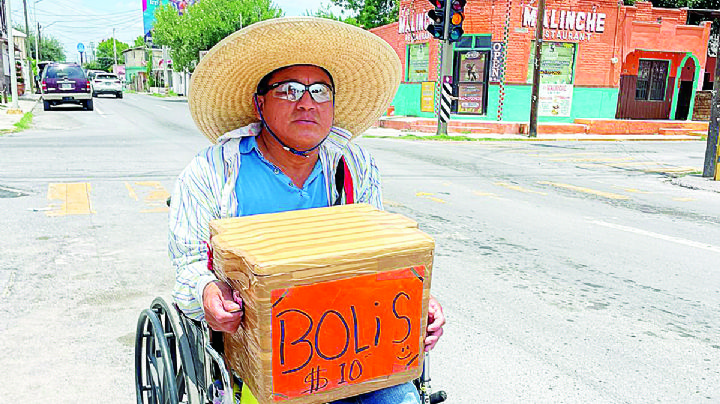 Un hombre sin límites: reta al calor y vende 'bolis' para ganarse la vida en Nuevo Laredo