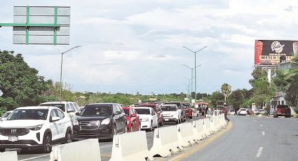 Tardan hasta dos horas en cruzar hacia Laredo, Texas