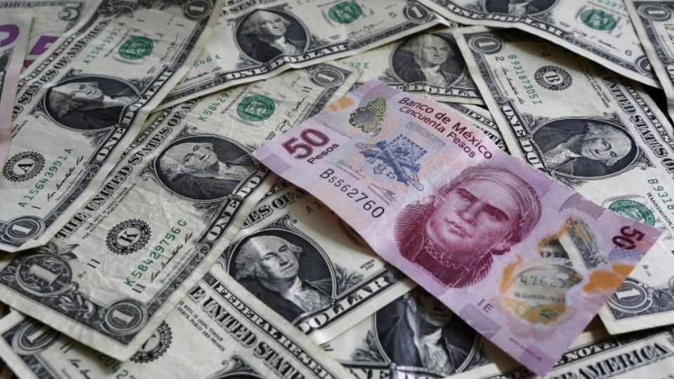 La compra promedio del dólar se muestra en 17.9545 pesos mexicanos.