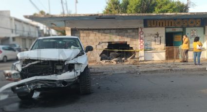 Aparatoso accidente en la Colonia Juárez deja 2 vehículos dañados y un local destrozado