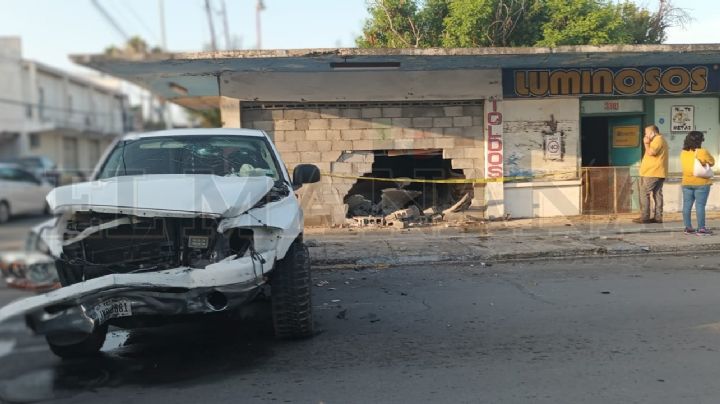 Aparatoso accidente en la Colonia Juárez deja 2 vehículos dañados y un local destrozado