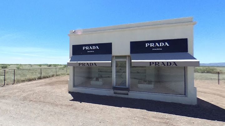 Conoce la tienda Prada perdida en medio del desierto de Texas, a solo 35 kilómetros de la frontera