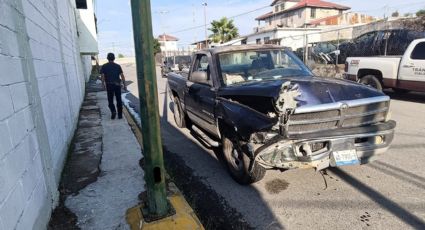 Mujer tumba con su camioneta poste de luz en la colonia La Paz; alega que le dieron un cerrón