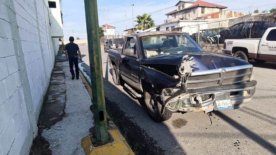 Con esta camioneta la mujer tumbó el poste de luz