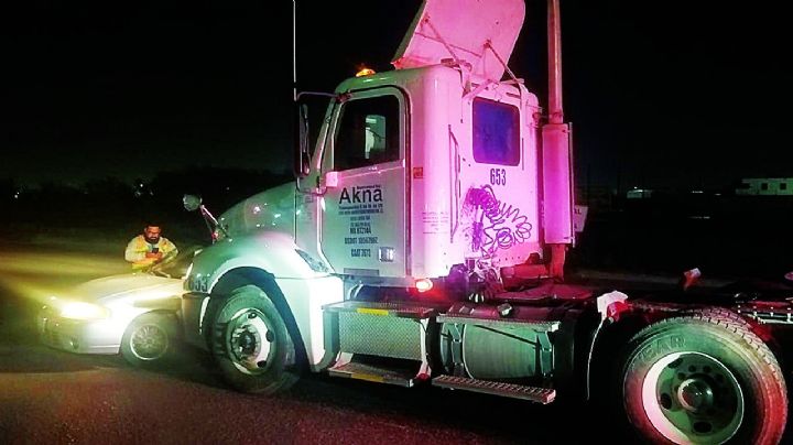 Se salva de la muerte: conductor es embestido por poderoso tráiler en la Carretera Aeropuerto