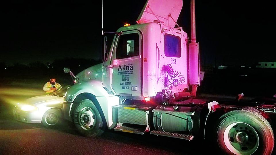 La pesada unidad embistió al conductor y su auto pequeño