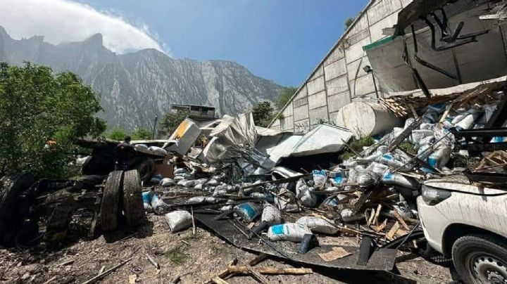Hay dos fallecidos por el tráiler que se sale de puente en la autopista Monterrey-Saltillo
