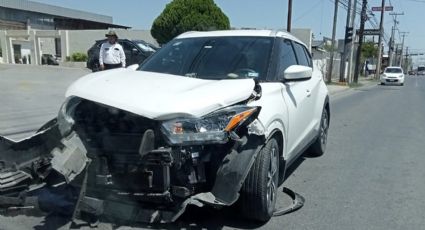 Un joven y una abuelita ocasionan choque en la López de Lara; ambos alegan tener la luz verde