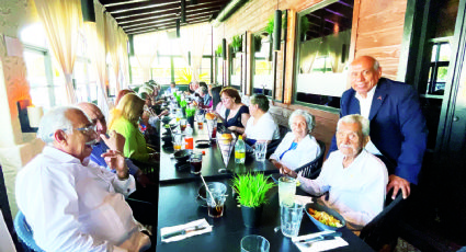 Reconocen trayectoria de docente de 100 años