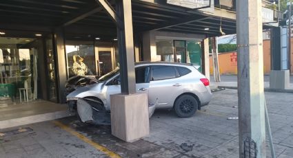 Mujer se pasa el rojo y provoca brutal choque en la colonia Juárez