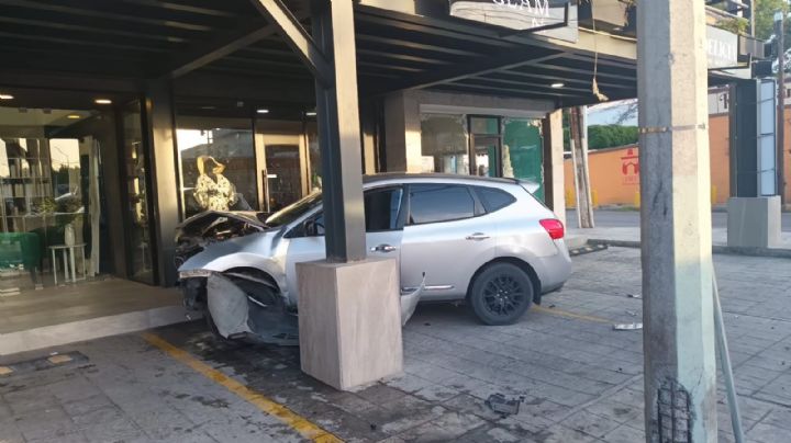 Mujer se pasa el rojo y provoca brutal choque en la colonia Juárez