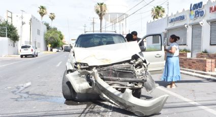 Mujer choca a ambulancia que trasladaba paciente en la Maclovio Herrera