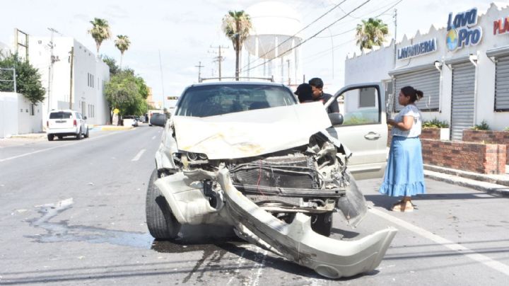 Mujer choca a ambulancia que trasladaba paciente en la Maclovio Herrera