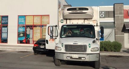 Chofer de un Freightliner no calcula la maniobra y choca un Cruze en plaza comercial