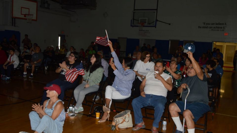 Los laredenses estuvieron apoyando a la boxeadora de casa