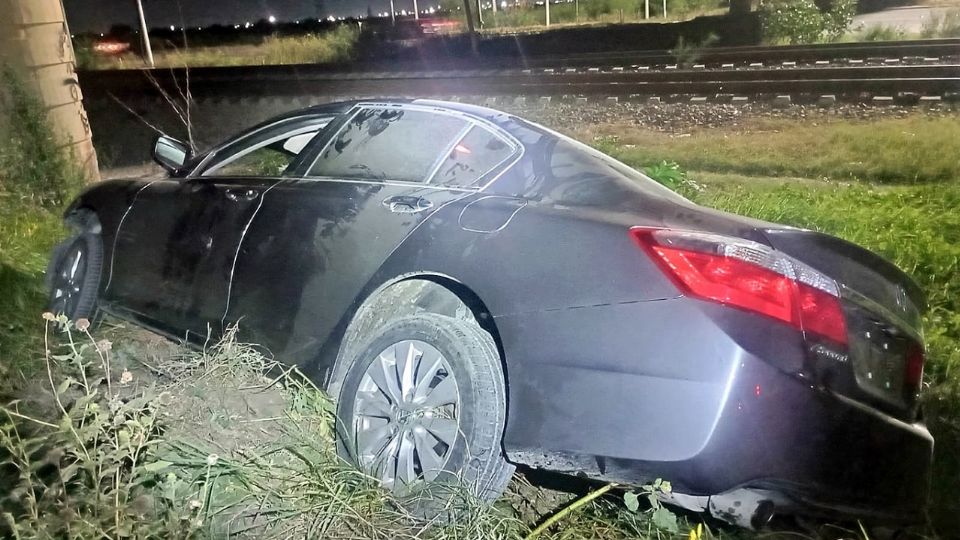 El carro terminó en una zanja y fue abandonado por su conductor