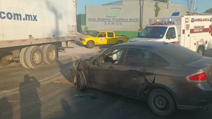 Jovencitos casi se matan al chocar contra tráiler en la Carretera Aeropuerto en Nuevo Laredo