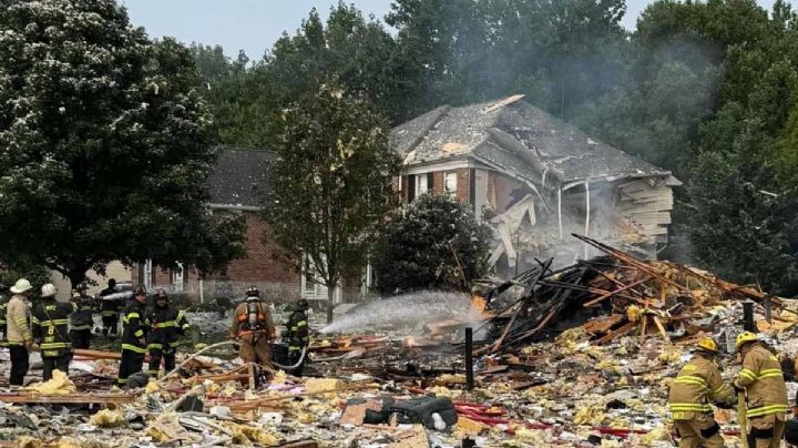 Por fuga de gas, casa explota y mata a dos personas; desalojan a 12 familias