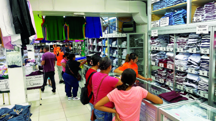 Inician las compras por regreso a clases en Nuevo Laredo