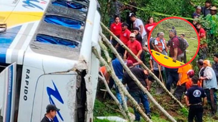 Un muerto y 9 heridos deja fatal volcadura de camión de pasajeros en Puebla