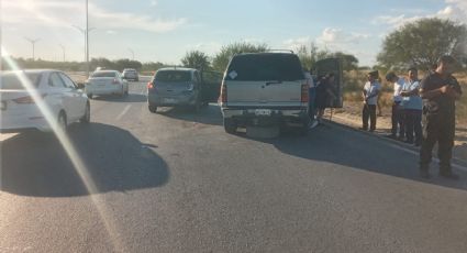 Se salva de puro milagro: joven choca de frente contra gran camioneta en bulevar Municipio Libre