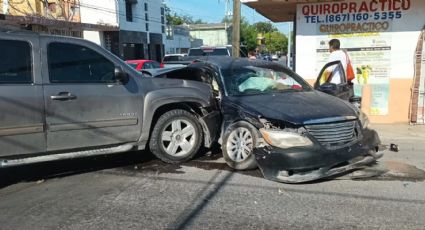 Camioneta choca brutalmente auto de abuelitos que iban al Seguro en Nuevo Laredo