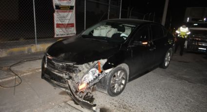 Conductor se estampa con su coche contra tubo de contención y desaparece en Nuevo Laredo