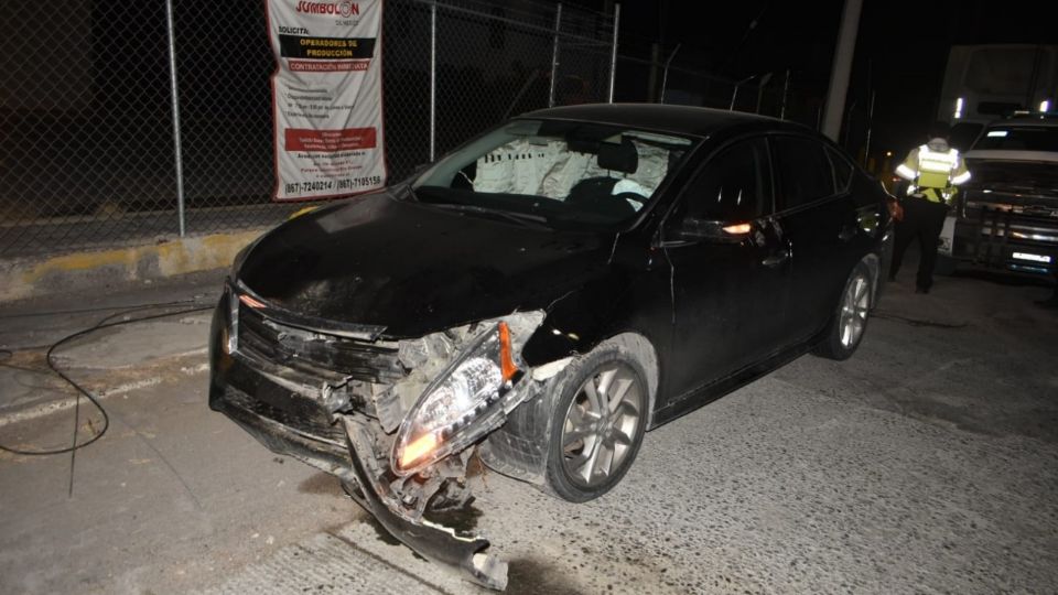 El carro quedó completamente dañado tras el impacto