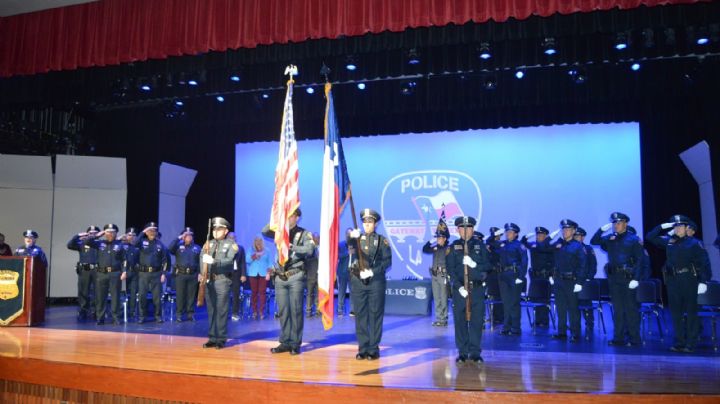 Tiene Laredo, Texas, 13 nuevos policías; toman juramento para proteger y servir
