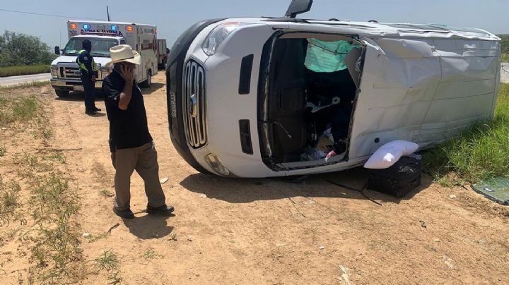 Paisanos se salvan de morir tras volcarse en camioneta en el Libramiento Mex-2; quedó destrozada